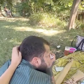 Partnerka Lea Beránka hladila po vlasech. 