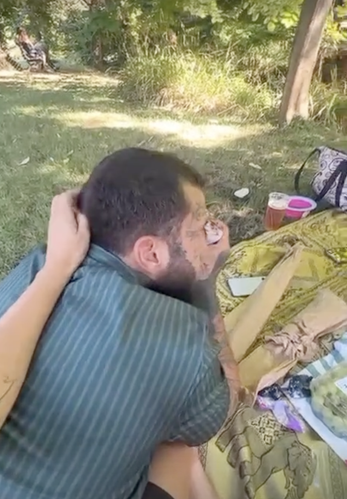 Partnerka Lea Beránka hladila po vlasech. 
