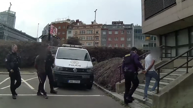 Mužům hrozí až 12 let vězení.