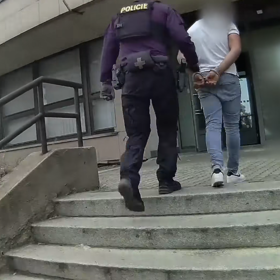 Policie dopadla tři slovensky hovořící muže, kteří měli zneužít hendikepovanou ženu v Praze.