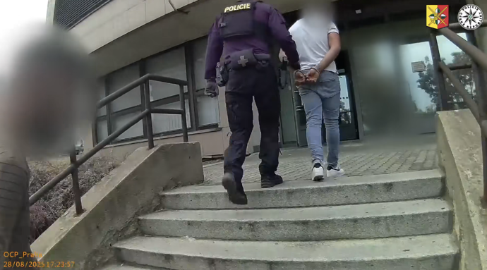 Policie dopadla tři slovensky hovořící muže, kteří měli zneužít hendikepovanou ženu v Praze.