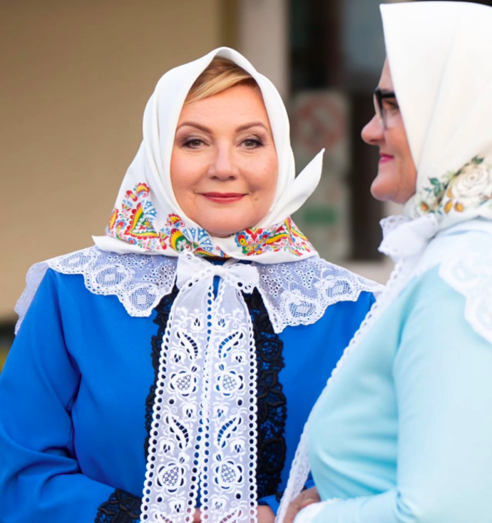 Alena Schillerová oblékla kroj.
