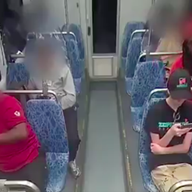 Vražda se stala před zraky cestujících.