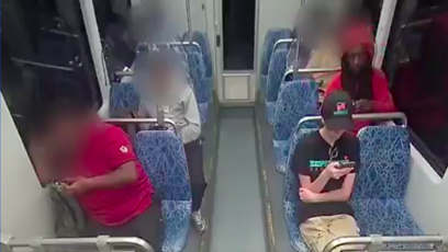 FOTO: Vražda se stala před zraky cestujících.