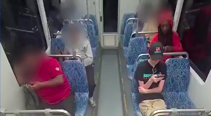 Vražda se stala před zraky cestujících.