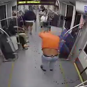 Muž si následně svlékl zakrvácené věci.