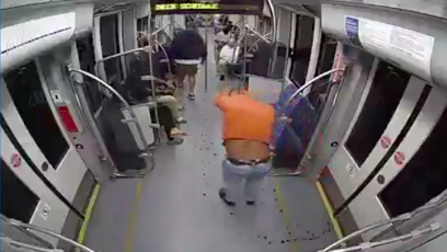 FOTO: Muž si následně svlékl zakrvácené věci.