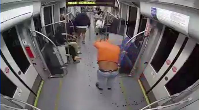Muž si následně svlékl zakrvácené věci.