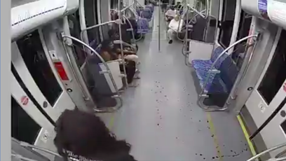 FOTO: Po celém vlaku byla krev.