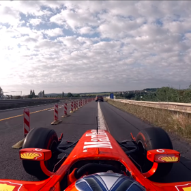 Formule se proháněla po dálnici.