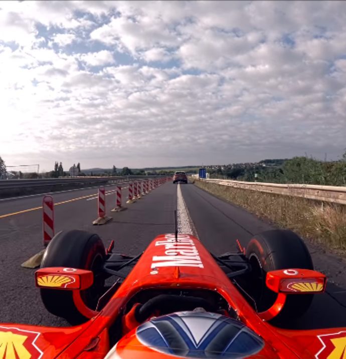 Formule se proháněla po dálnici.