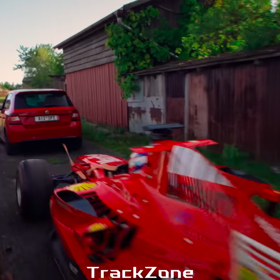 Když už řidiči věděli o policistech, "zahákli" formuli za auto, aby se jízda nedala dokázat.