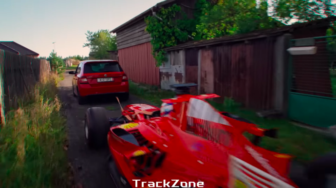 Když už řidiči věděli o policistech, "zahákli" formuli za auto, aby se jízda nedala dokázat.