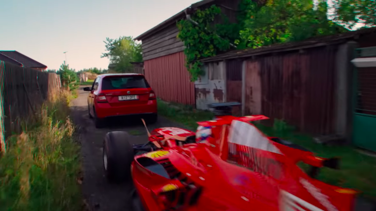 Když už řidiči věděli o policistech, zahákli formuli za auto aby se jízda nedala dokázat.