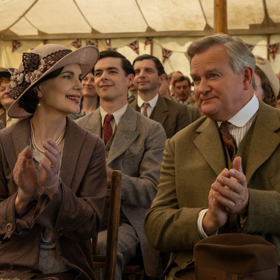Elizabeth McGovern a Hugh Bonneville ve snímku Panství Downton: Velké finále.