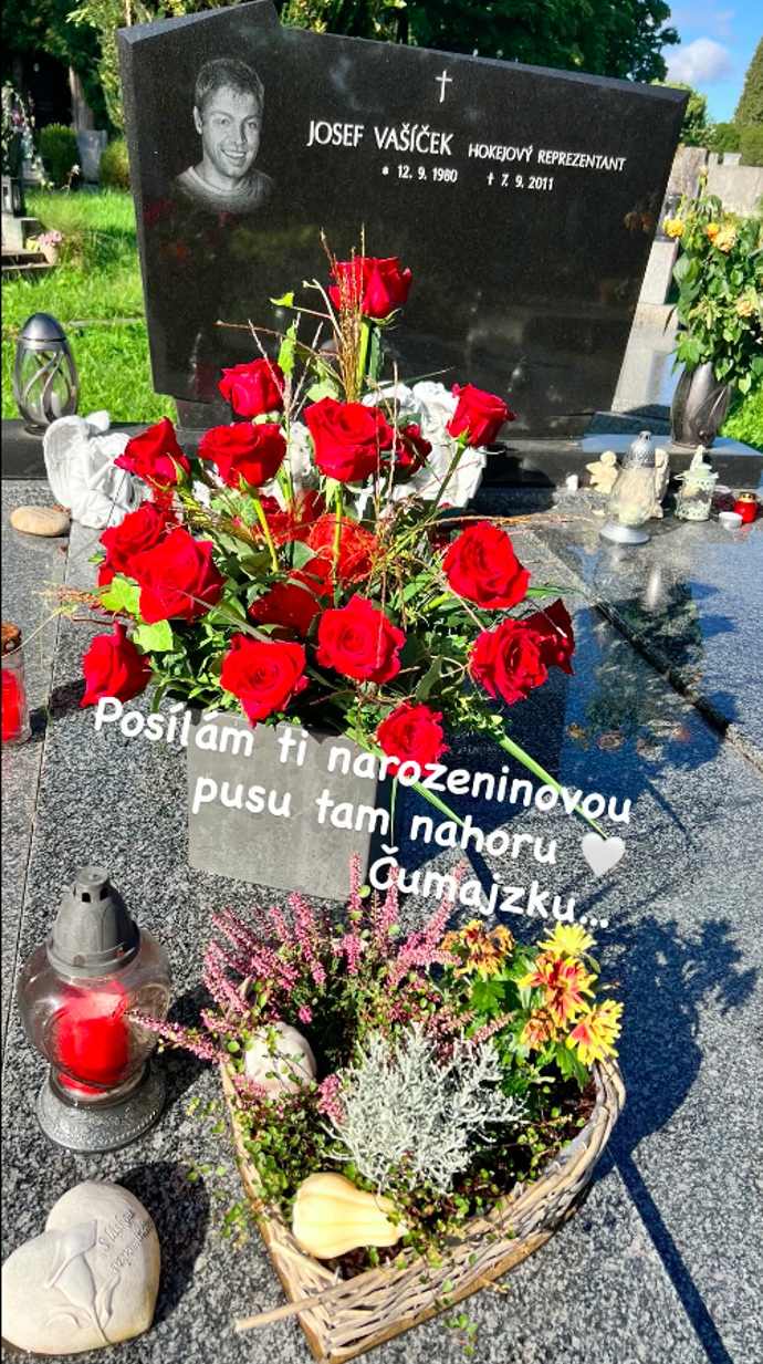 Michaela přišla popřát Vašíčkovi k narozeninám.