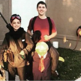 Tyler v Halloweenském kostýmu.
