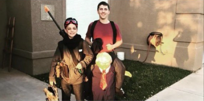 Tyler v Halloweenském kostýmu.