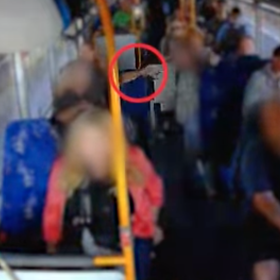 Opilý muž v autobuse ohrožoval lidi. 