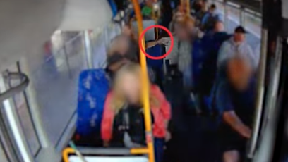 FOTO: Opilý muž v autobuse ohrožoval lidi.