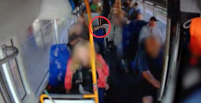 Opilý muž v autobuse ohrožoval lidi. 