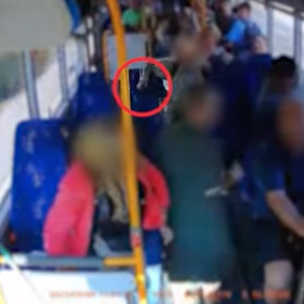 Neznámý muž ohrožoval nožem další cestující, ti ho nakonec zpacifikovali. 