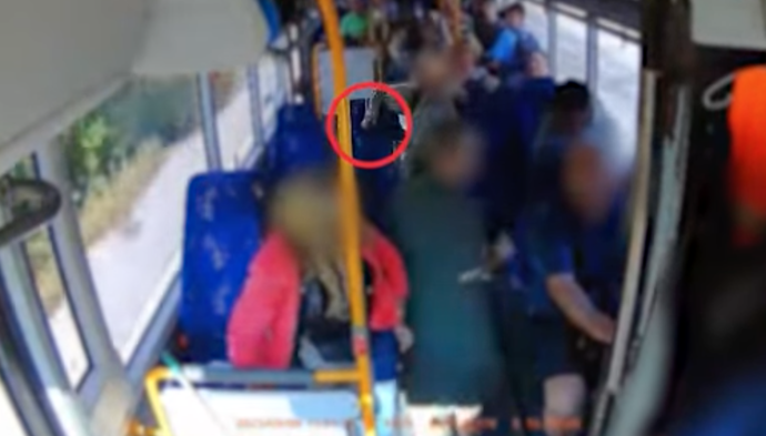 Neznámý muž ohrožoval nožem další cestující, ti ho nakonec zpacifikovali. 
