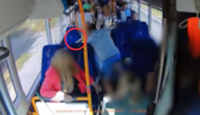 Velkou odvahu projevil jeden z cestujících, který agresora povalil na zem.