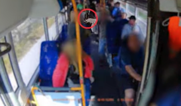 Agresora zadržela policie, muž nadýchal přes dvě promile alkoholu. 