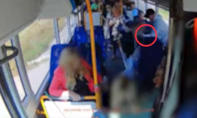 Neznámý muž mával nožem v autobuse. 
