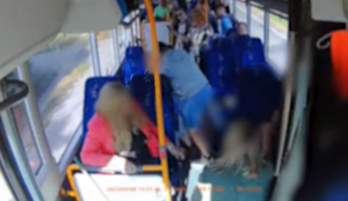 Cestující v autobuse zpacifikovali agresora. 