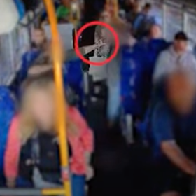 Policie umístila agresora do policejní cely, kde nyní čeká na výslech. 