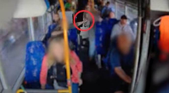 Policie umístila agresora do policejní cely, kde nyní čeká na výslech. 