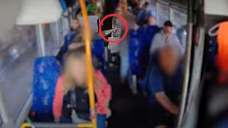 Policie umístila agresora do policejní cely, kde nyní čeká na výslech. 