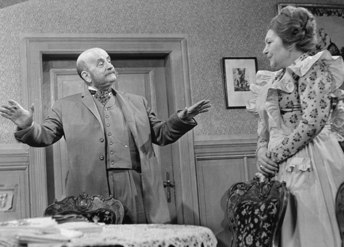 Jiřina Šejbalová v seriálu Sňatky z rozumu, kde si zahrála mimo jiné s Milošem Nedbalem. 