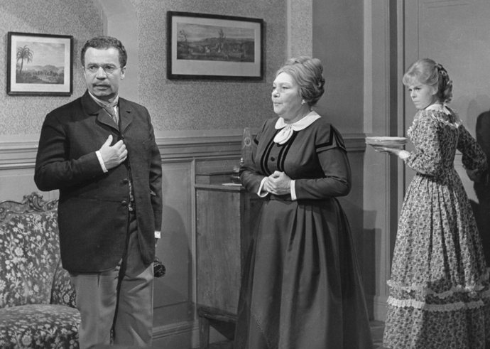 Jiřina Šejbalová (uprostřed) ve Sňatcích z rozumu