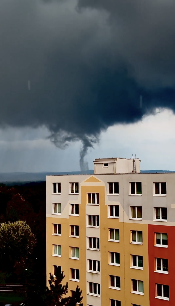 Slabé tornádo mezi Hodonínem a slovenskou Skalicou.