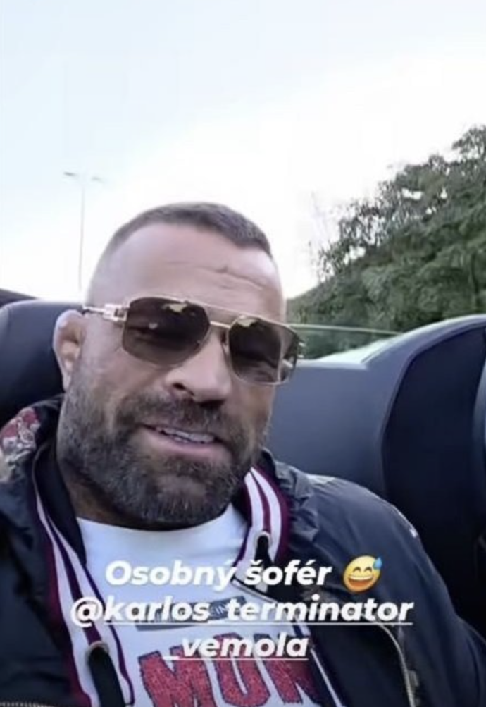 Karlos Vémola se také nepřipoutal.