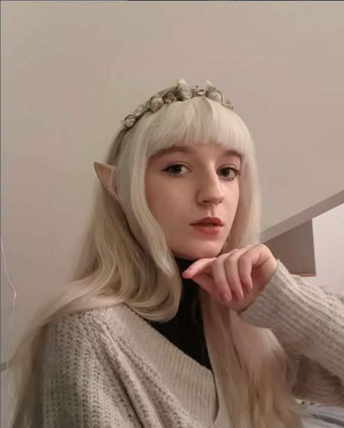 Anna Marie Valentová s elfíma ušima.