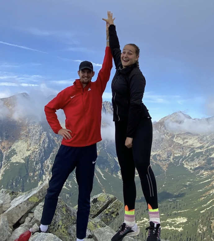 Jan Štefela a jeho partnerka milují túry do přírody.