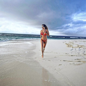 Na sítě často dává fotky v plavkách.