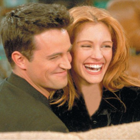 Pořadem se také mihla celá řada slavných tváří. Například Julia Roberts, která tou dobou chodila s představitelem Chandlera Matthewem Perrym.