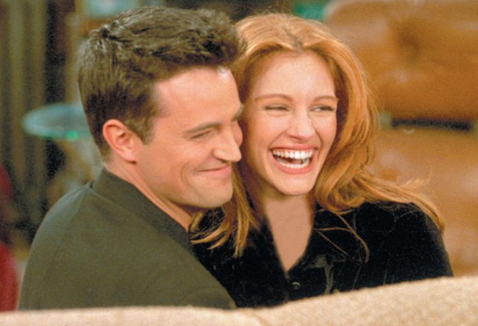 Pořadem se také mihla celá řada slavných tváří. Například Julia Roberts, která tou dobou chodila s představitelem Chandlera Matthewem Perrym.