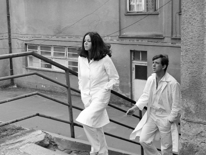 V roce 1984 z něj ale odešla vinou udání nejmenované kolegyně, které se nepozdával Evin svetr.