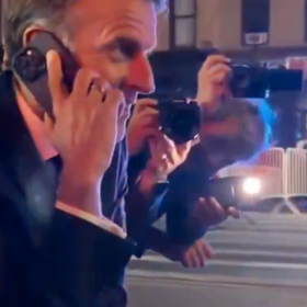 Emmanuel Macron volal Donaldu Trumpovi, aby mu vytkl, že kvůli němu uvízl v dopravní koloně.