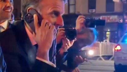 FOTO: Emmanuel Macron volal Donaldu Trumpovi, aby mu vytknul, že kvůli němu uvízl v dopravní koloně.