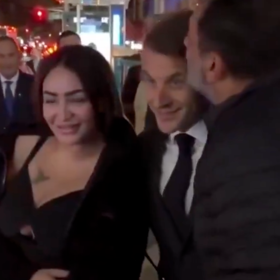 Emmanuel Macron se v New Yorku fotil s kolemjdoucími. 