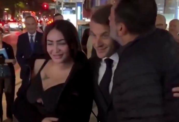 Emmanuel Macron se v New Yorku fotil s kolemjdoucími. 