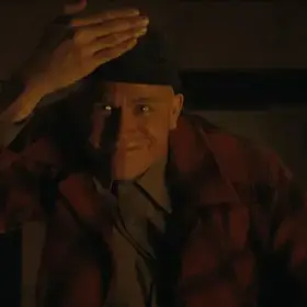 Charlie Hunnam jako sériový vrah v sérii Monstrum: Příběh Eda Geina.