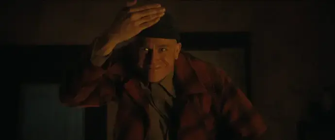 Charlie Hunnam jako sériový vrah v sérii Monstrum: Příběh Eda Geina.